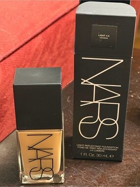 NARS Light Reflecting Foundation - Warm Beige (Light 4.5 Vienna)